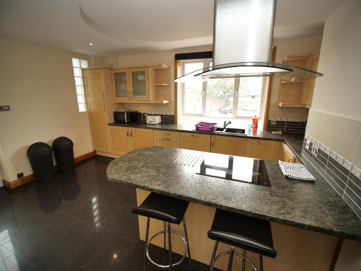 Town Centre Apartment Sleeps 9 본머스 외부 사진
